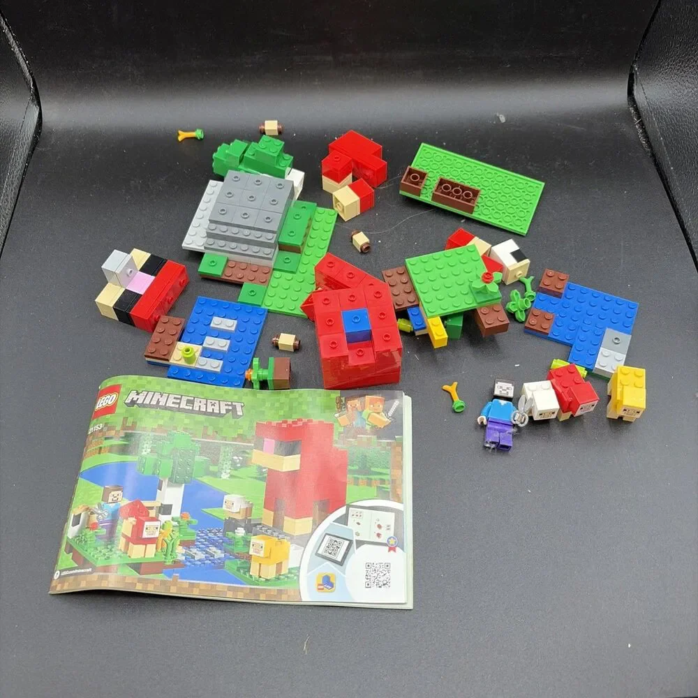 Retired LEGO Minecraft: The Wool Farm (21153)